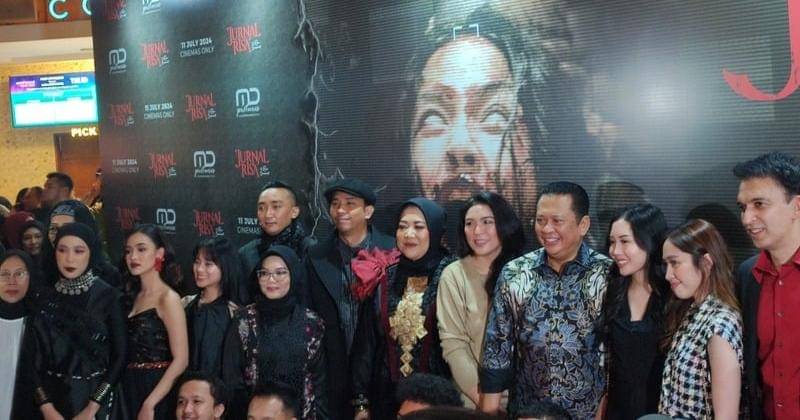 Potret Risa Saraswati dan tim Jurnal Risa serta aktor dan jajaran film Jurnal Risa saat Gala Premiere, Kamis (04/07/2024), Epicentrum XXI, Jakarta Selatan. - Popmama.com/Erenzwei Ernawan